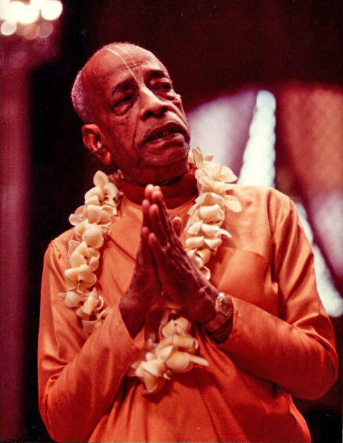 Śrīla Prabhupāda összetett kézzel